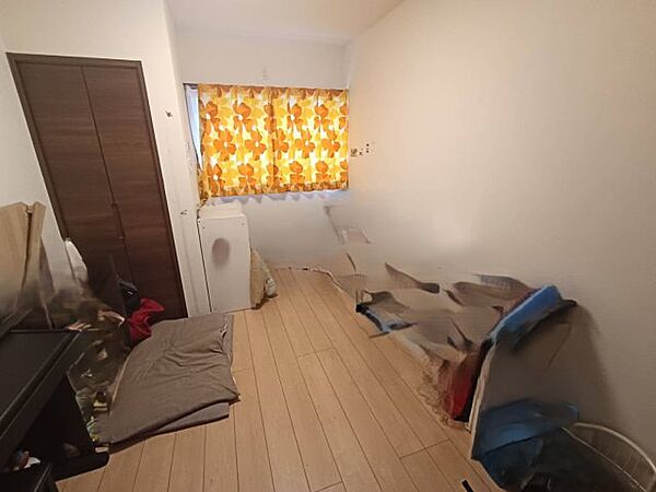 各洋室には機能的な収納が完備されており、居住スペースを最大限に広く使えます。複層ガラスが室温を一定に保つため、夏も冬も快適。お子様の学習部屋や趣味の拠点として、静かで集中できる環境が整っています。