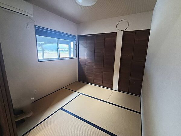 LDKと隣接した和室は、扉を開放することで18畳超の大空間をさらに広々と活用できます。2020年築の新しい畳の香りに包まれ、お子様の遊び場や、家事の合間のリラックススペースとして多目的に活躍します。