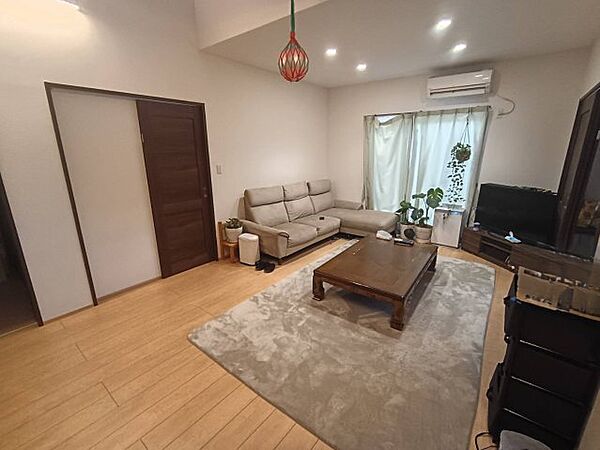 南側道路に面した立地を活かし、明るさとプライバシーを両立。和室と繋げることで、より広々とした大空間としても活用可能です。複層ガラスの効果で外の音が気にならず、静かな環境で団らんを楽しめます。