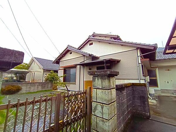 前面には並列で駐車2台可のスペースを確保しており、お車でのアプローチもスムーズな外観です。陽当り良好な南庭が建物の前面に広がり、緑豊かな植栽を施すことでさらに引き立つポテンシャルを持っています