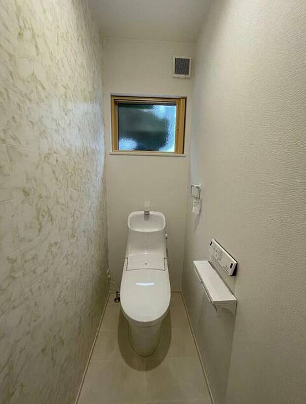 人気のリクシル製節水型洗浄便座付洋式トイレ。一階トイレ。消臭機能付きの壁紙を採用。
