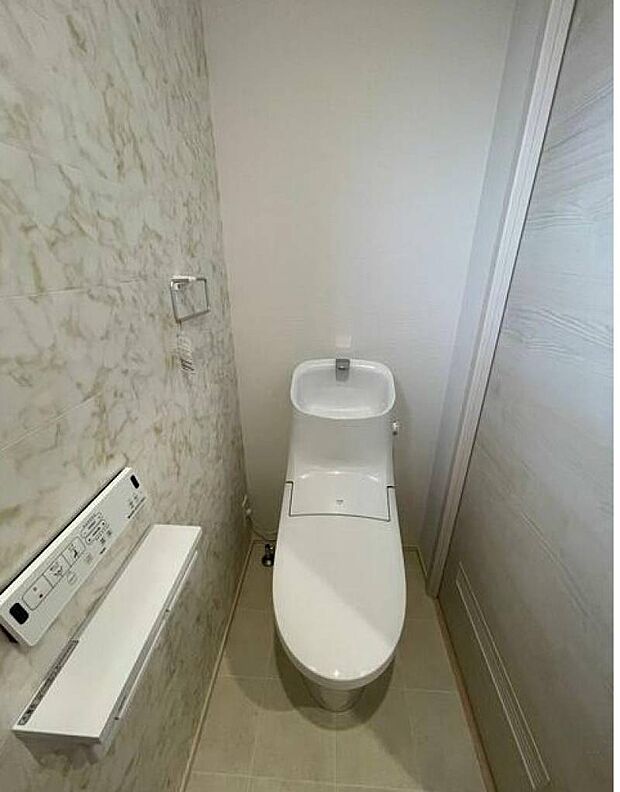 人気リクシル製節水型洗浄便座付洋式トイレ。二階にもトイレを完備。消臭機能付きの壁紙を採用。