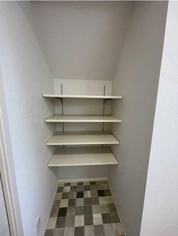 何かと収納スペースに困る洗面所に、便利な可動棚付きの収納スペースを完備。階段下のデッドスペースを有効活用しました。