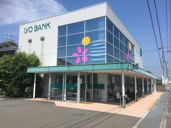 伊予銀行垣生支店　450ｍ（徒歩6分）