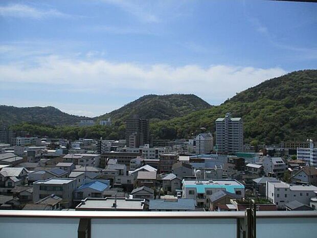 南側には高い建物がないため、石清尾山を中心とした雄大な景色を楽しむことができます。