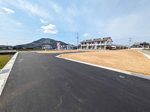 分譲地奥の東側から撮影。ゆったりとした住みやすい環境です。