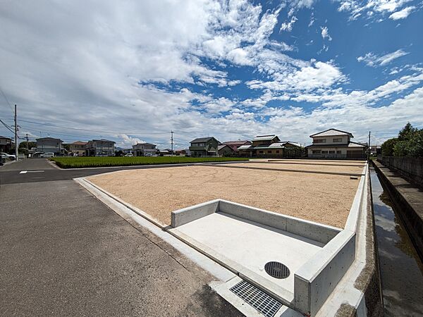 分譲地入り口を西から撮影。周辺道路は道幅ゆったりです。
