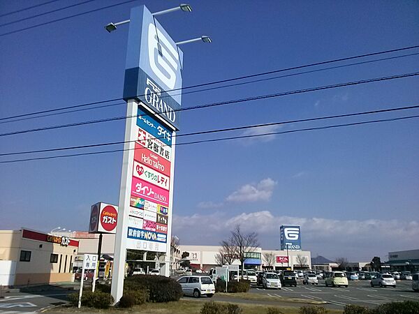 フジグラン丸亀店まで車で5分と便利です。
