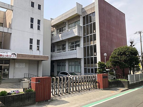 垂水小学校まで徒歩約8分です