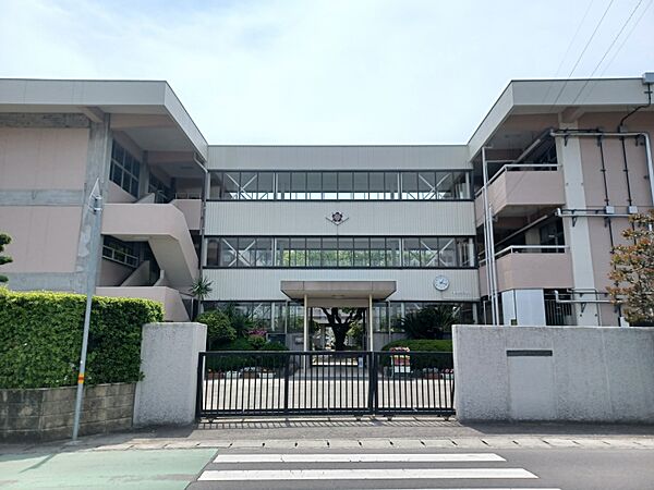 豊原小学校まで徒歩2分なので子供の通学も安心です！
