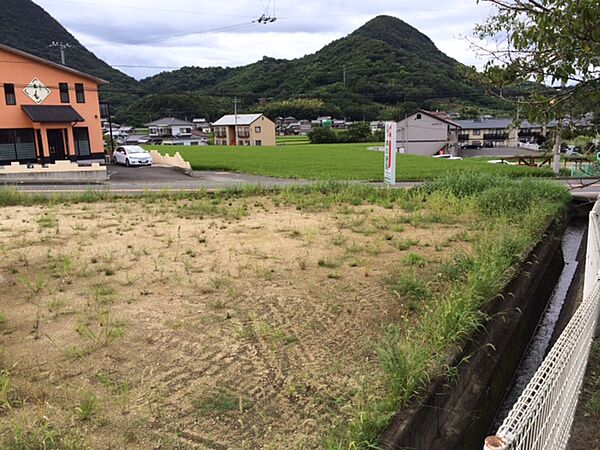山々を望む、自然あふれる立地です。