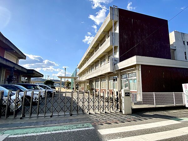 垂水小学校まで徒歩10分（744ｍ）