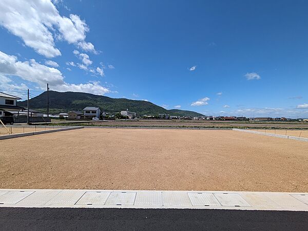 加茂小学校まで徒歩約3分、加茂幼稚園まで徒歩約5分。