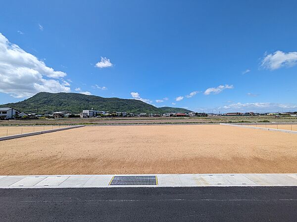 加茂小学校まで徒歩約3分、加茂幼稚園まで徒歩約5分。