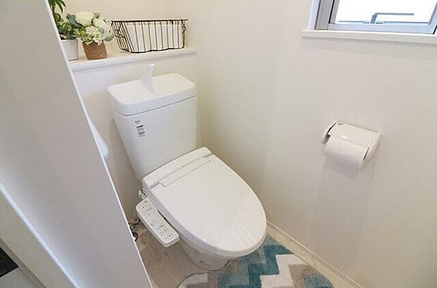 温水洗浄便座トイレ。新素材により、気になる便座もサッとひとふきでキレイになります。※施工事例です。