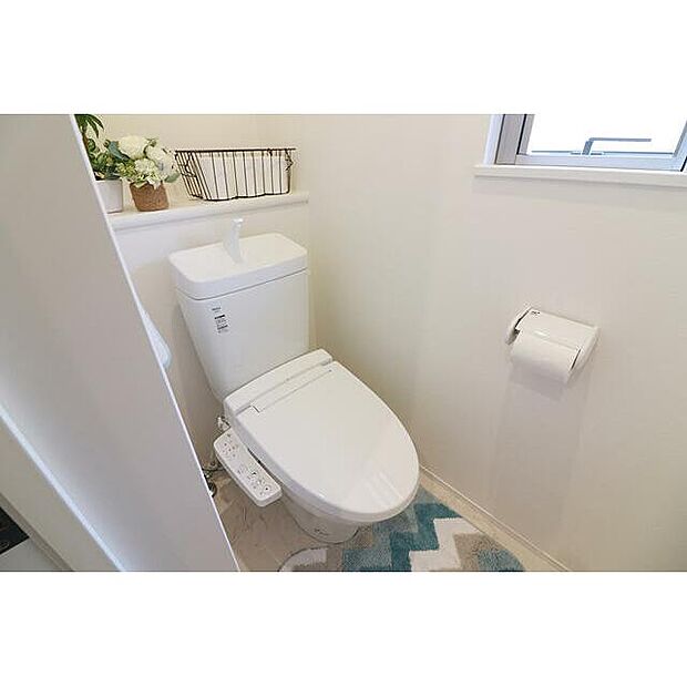 白がキレイなトイレ♪1階のトイレには棚を設置♪※施工事例です。実物とは異なります。