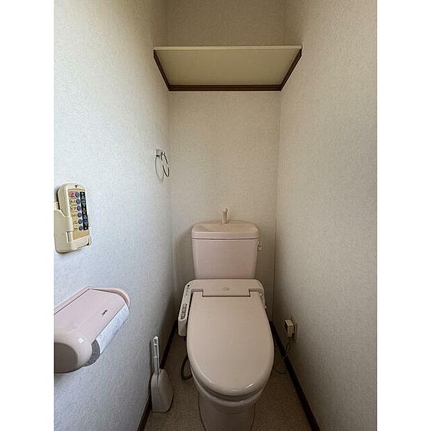 1階暖房温水洗浄洋式トイレです。上方には棚があり、ちょっとしたストックに便利です。？？