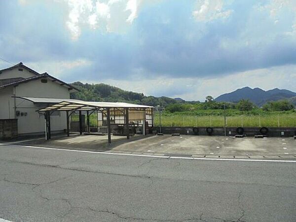 駐車6台可能です。（3台分は年間15万円で賃貸中です）