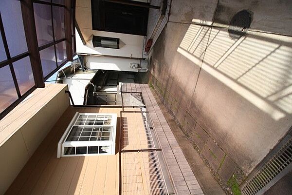 敷地入口 手前の駐車場は他人地です。