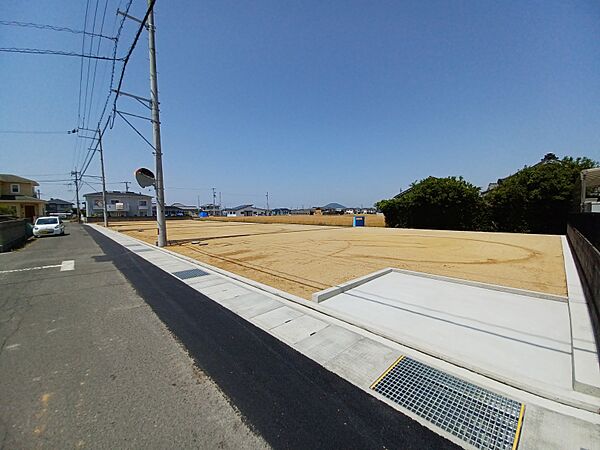 北より撮影。分譲地からは飯野山も見えます。