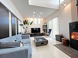 高松市高松町 一戸建 暖炉付き中古一戸建て 4SLDKのリビング/ダイニング