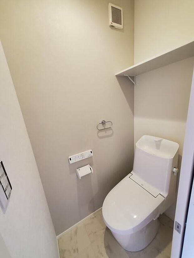 温水洗浄便座トイレ。新素材により、気になる便座もサッとひとふきでキレイになります。