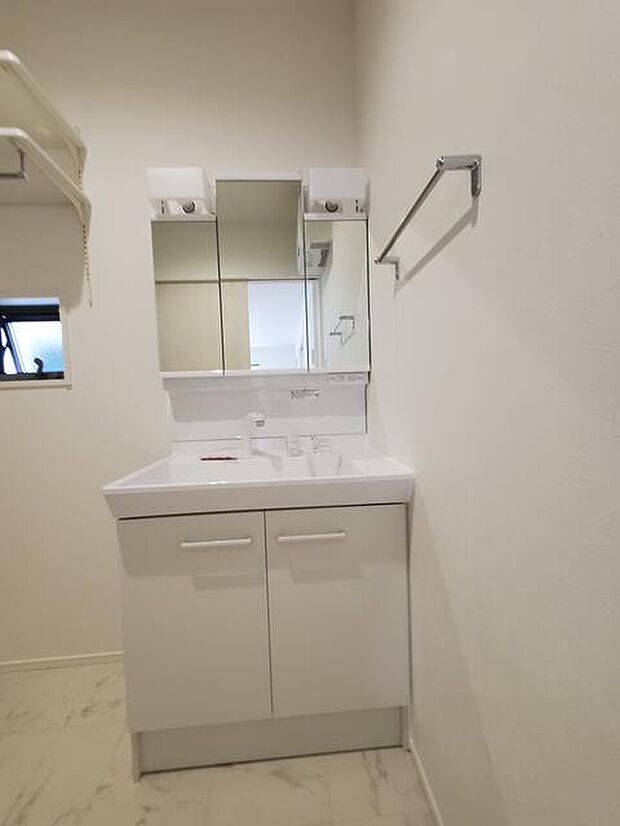 三面鏡の裏は収納スペースとなっており、洗面台まわりをスッキリ保つことができます。