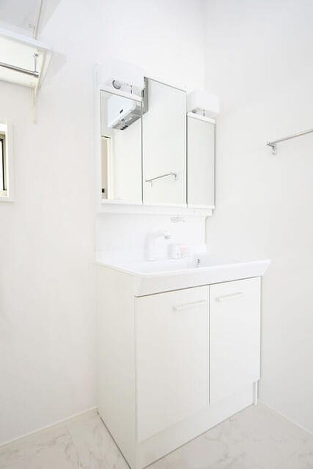 三面鏡の裏は収納スペースとなっており、洗面台まわりをスッキリ保つことができます。※施工事例です。