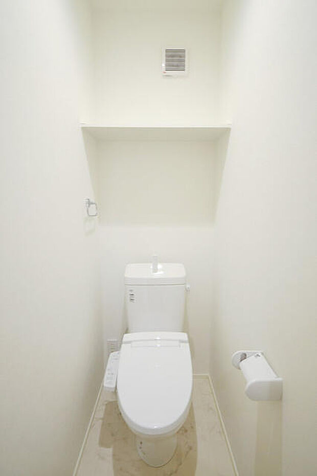 温水洗浄便座トイレ。新素材により、気になる便座もサッとひとふきでキレイになります。※施工事例です。実
