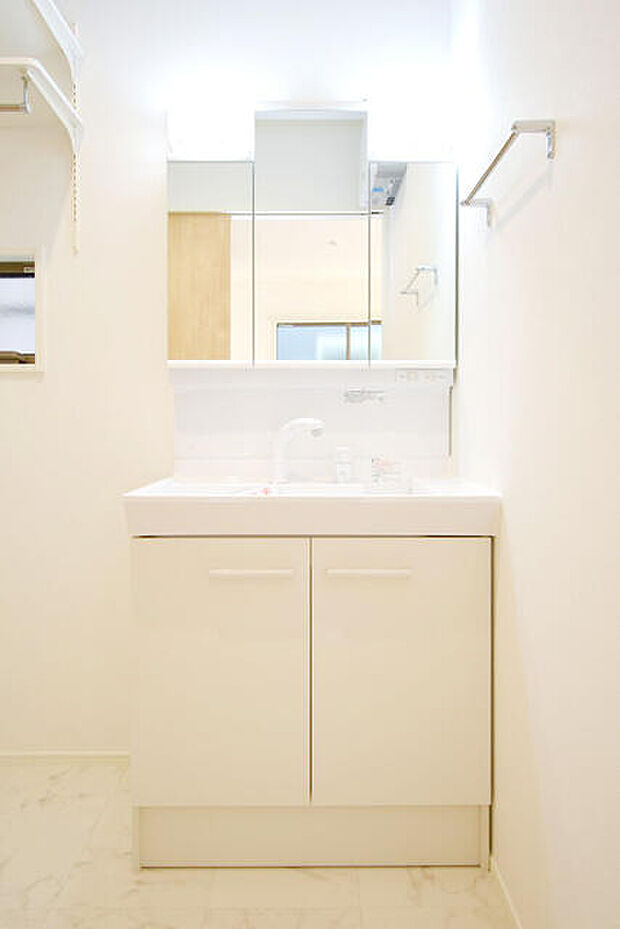 三面鏡の裏は収納スペースとなっており、洗面台まわりをスッキリ保つことができます。※施工事例です。