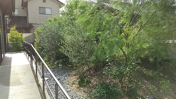 お庭⇒風情ある緑豊かな植栽とお庭＋外部スロープ完備