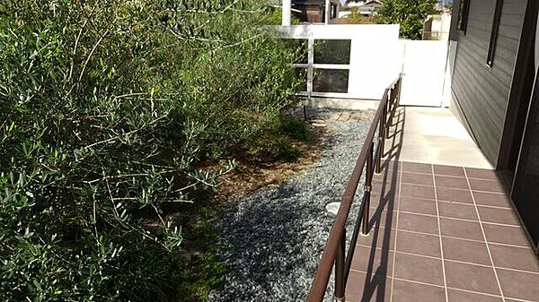 お庭⇒風情ある緑豊かな植栽とお庭＋外部スロープ完備