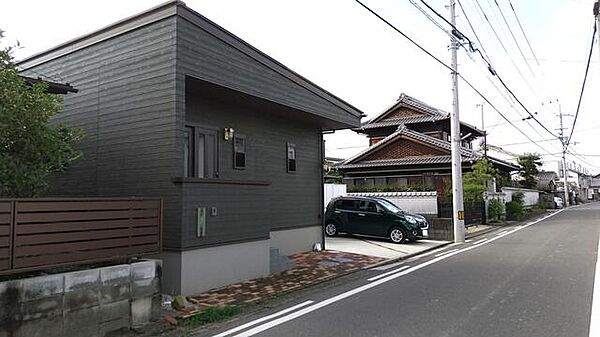 現地外観⇒シックでモノトーンな色調の建物外観