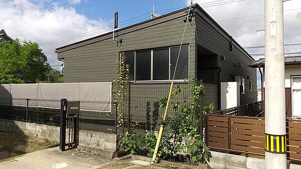 現地外観（建物南側）⇒シックでモノトーンな色調の建物外観