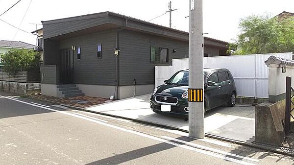 現地外観⇒シックでモノトーンな色調の建物外観
