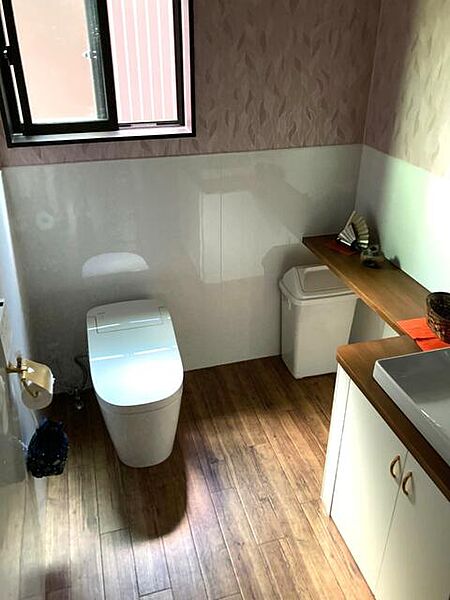トイレ⇒レトロ調手洗い＋タンクレストイレ完備＋カウンター併設のゆとりあるＷＣ