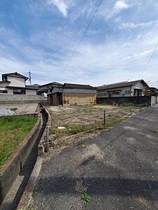 外観:100坪超えの広々とした土地です!更地渡し。 外観:100坪超えの広々とした土地です!更地渡し。