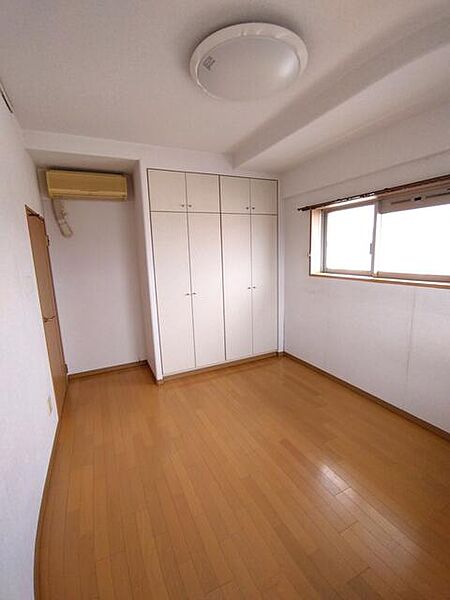 室内は明るく、ゆったり快適に過ごせます。