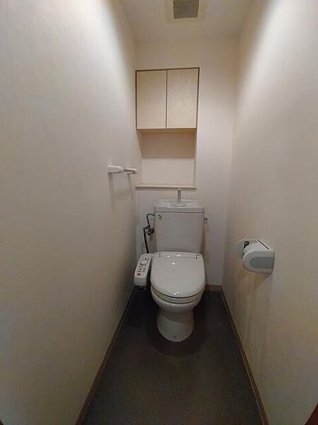 トイレにも収納がありますので小物も片付きます
