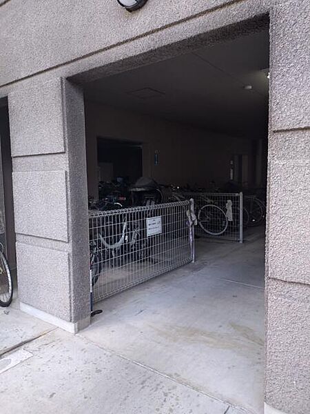 駐輪場も広々としてゆったり自転車が置けます。