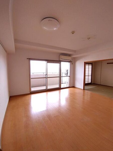 室内は明るく、ゆったり快適に過ごせます。