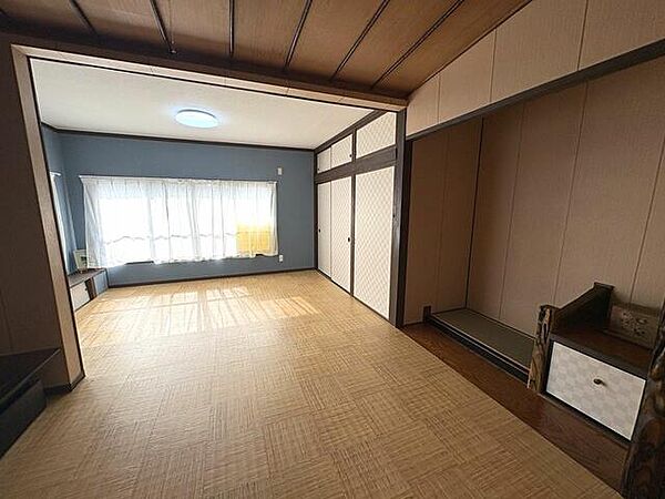 2階の洋室。窓ぎわの造り付けの棚がとてもいい雰囲気。