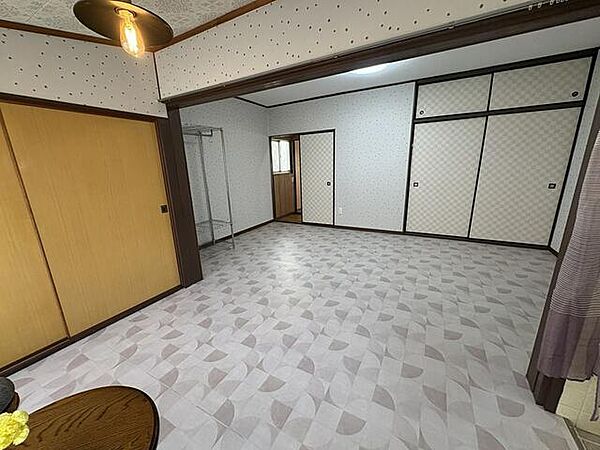 2階の窓が大きい洋室は部屋にトイレがあります