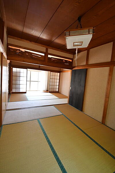 来客やお子様の遊び場としても使い勝手の良い和室。