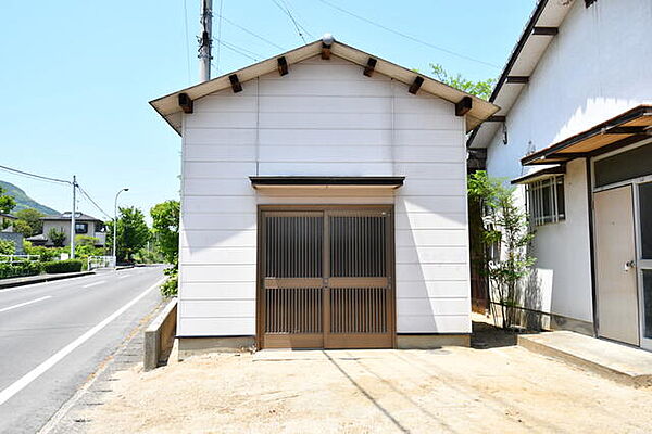 広々とした倉庫付き！自転車やバイク、季節によって使用使わないものなど収納できます♪