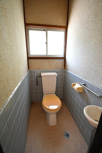 玄関入ってすぐ左側にトイレがあります。