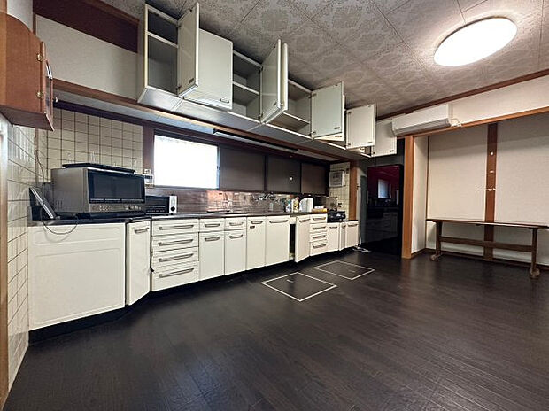 【キッチン】豊富なキッチンの収納スペース