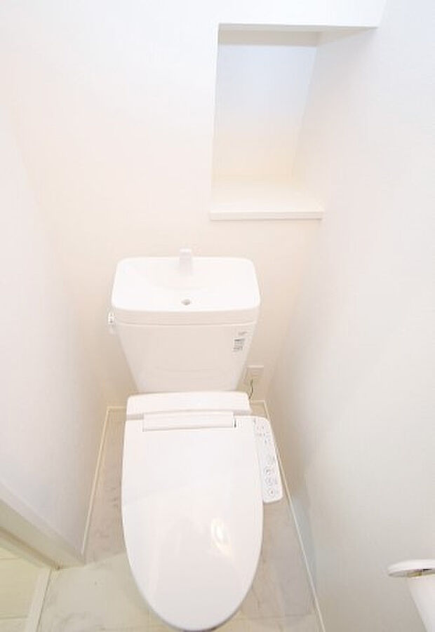 【トイレ】1階と2階にお手入れがラクなトイレがあります。 ※施工例です。実際とは異なります。