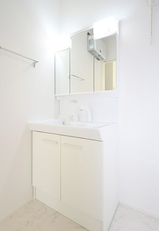 【独立洗面台】三面鏡の裏側も収納スペースになっています。 ※施工例です。実際とは異なります。