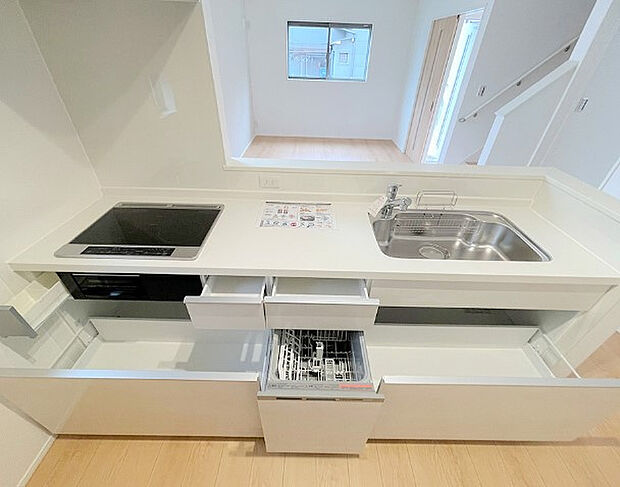 【キッチン】IHクッキングヒーターに食洗機、グリルのあるお掃除しやすいシステムキッチンを採用しています。 ※施工例です。実際とは異なります。